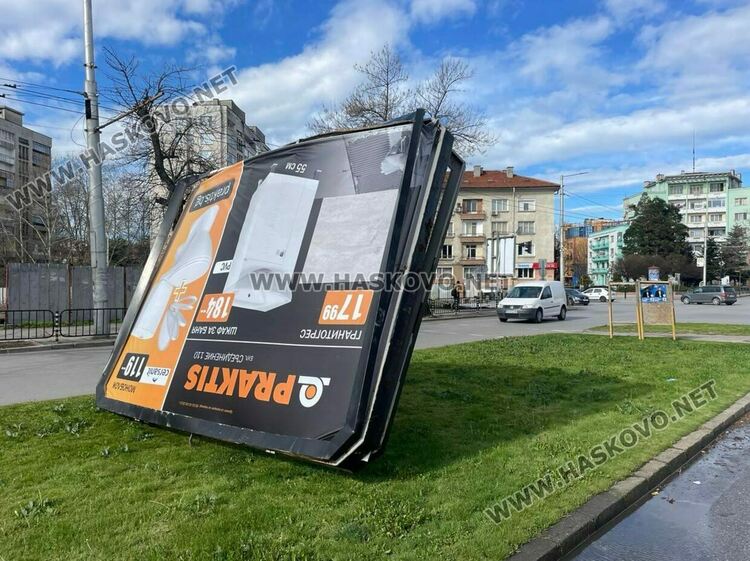 Силният вятър счупи дърво и билборд в Хасково