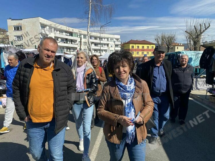 Караянчева и д-р Персенски обясняват предимствата на хартиената бюлетина в Жълтуша