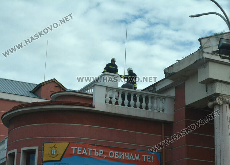 Силният вятър счупи дърво и билборд в Хасково