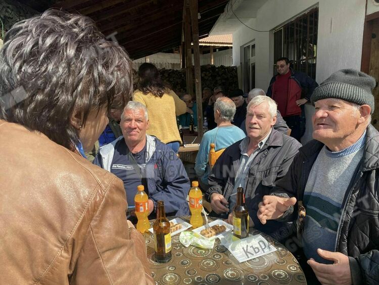 Караянчева и д-р Персенски обясняват предимствата на хартиената бюлетина в Жълтуша