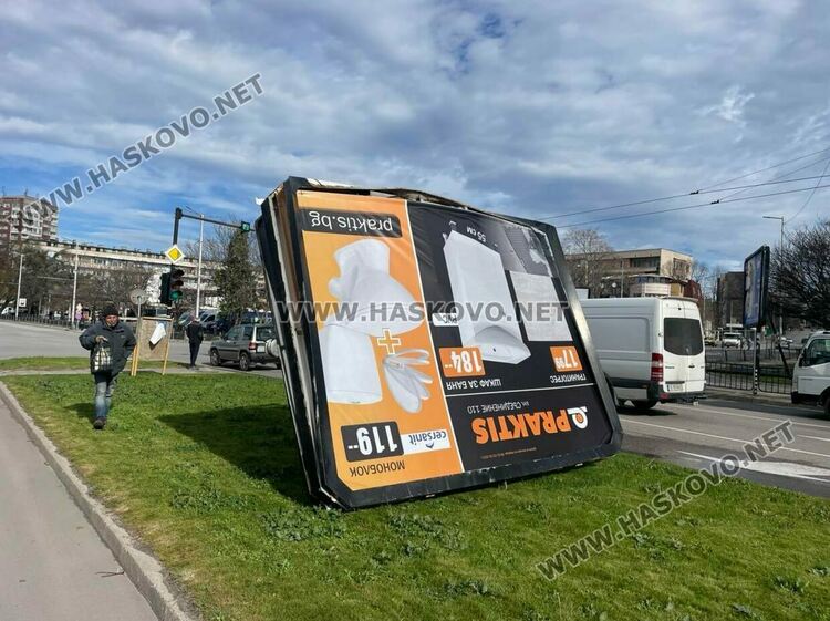 Силният вятър счупи дърво и билборд в Хасково