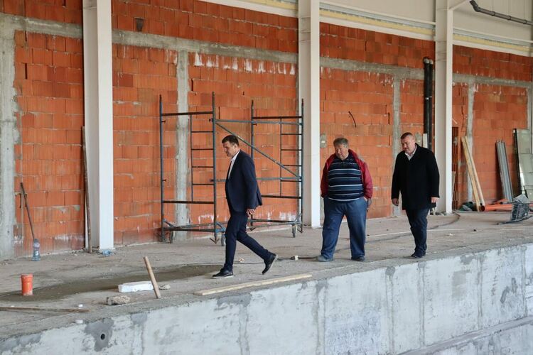 Кметът инспектира строителството на басейна в Хасково, ще е готов до лятото