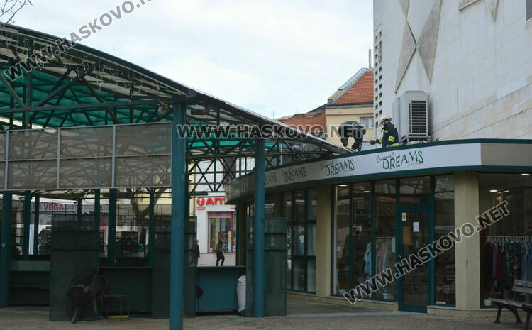 Силният вятър счупи дърво и билборд в Хасково