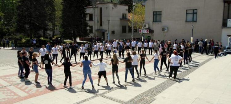 Фолклорен танцов семинар и благотворителна хоротека на открито подготвят в Брезник за Цветница