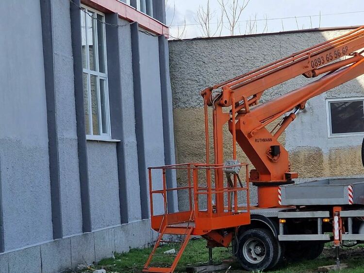 Зам.-кметът на Асеновград: Течът в спортната зала не е заради некачествен ремонт