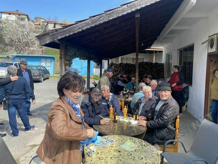 Караянчева и д-р Персенски обясняват предимствата на хартиената бюлетина в Жълтуша