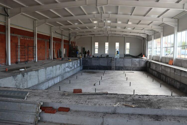 Кметът инспектира строителството на басейна в Хасково, ще е готов до лятото