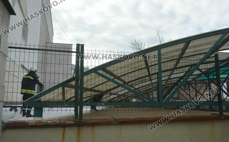 Силният вятър счупи дърво и билборд в Хасково