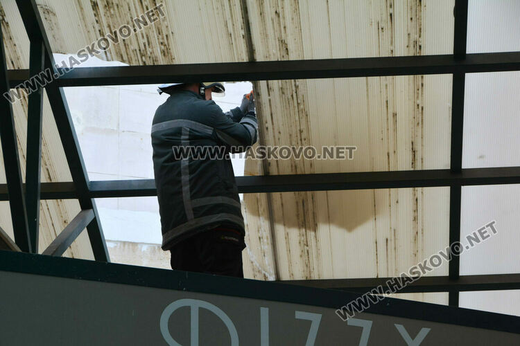 Силният вятър счупи дърво и билборд в Хасково