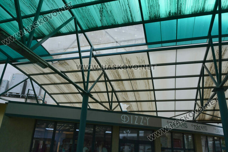 Силният вятър счупи дърво и билборд в Хасково