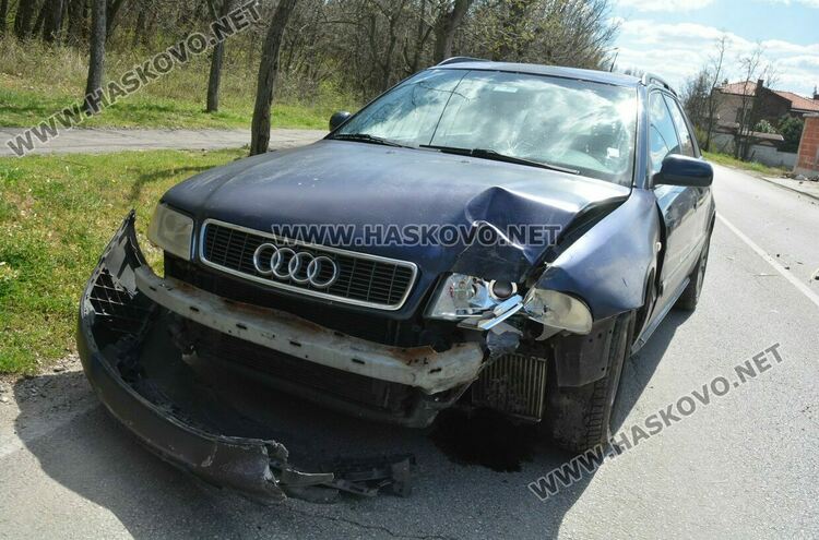 Ауди се заби в дървено пале на тротоар по пътя през “Кенана”