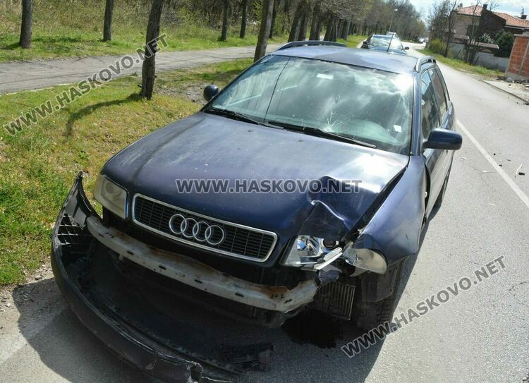 Ауди се заби в дървено пале на тротоар по пътя през “Кенана”