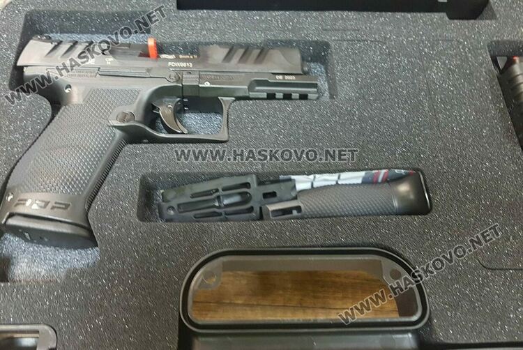 Полицаи от Хасково и Свиленград получиха нови пистолети „Валтер“ и „Тейзър“ като награда за добра работа