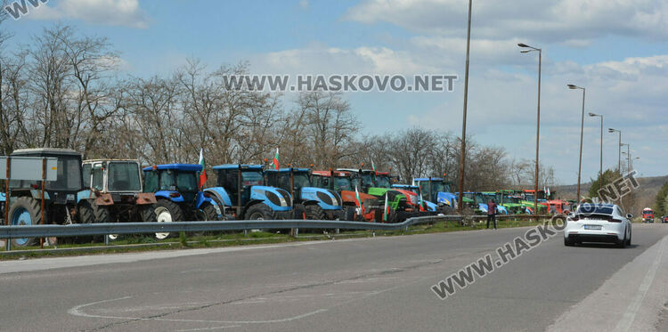 Земеделци от Хасковско се включиха в националния протест срещу безмитния внос на украинско жито