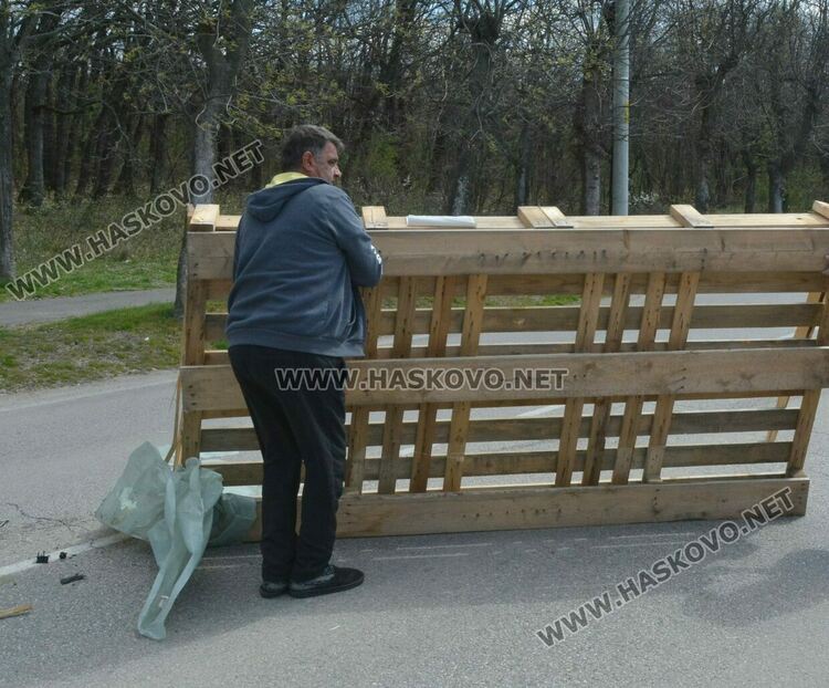 Ауди се заби в дървено пале на тротоар по пътя през “Кенана”