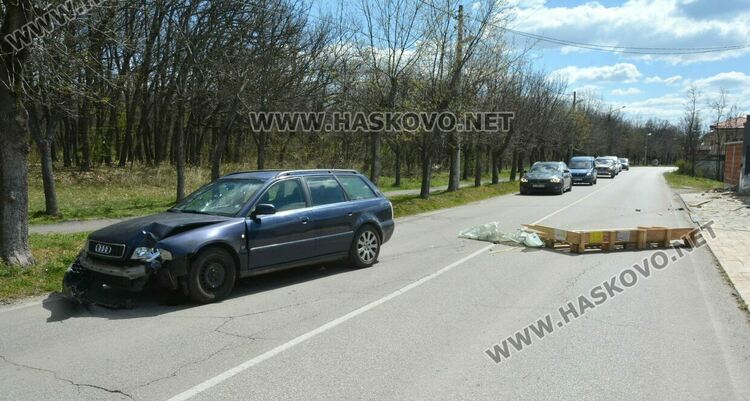 Ауди се заби в дървено пале на тротоар по пътя през “Кенана”