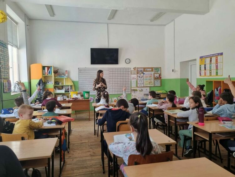 Ученици от Асеновград се учат да събират разделно отпадъци 