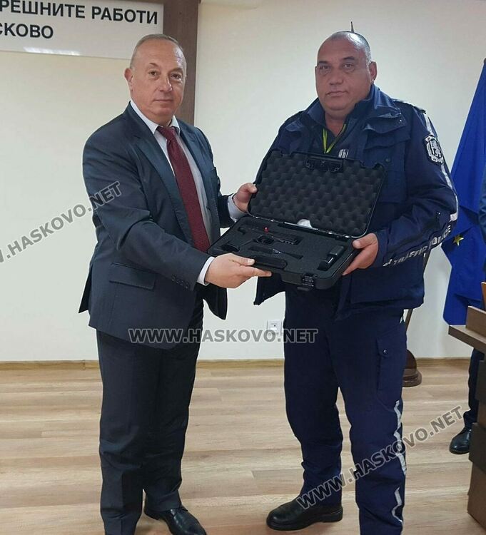 Полицаи от Хасково и Свиленград получиха нови пистолети „Валтер“ и „Тейзър“ като награда за добра работа