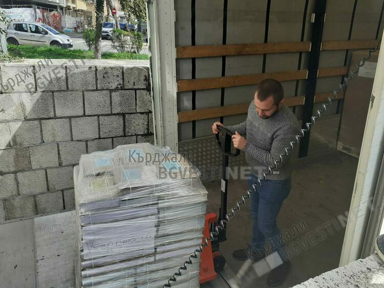 Само ДПС регистрираха застъпници до момента в РИК, партиите икономисват пари от представителите в секциите