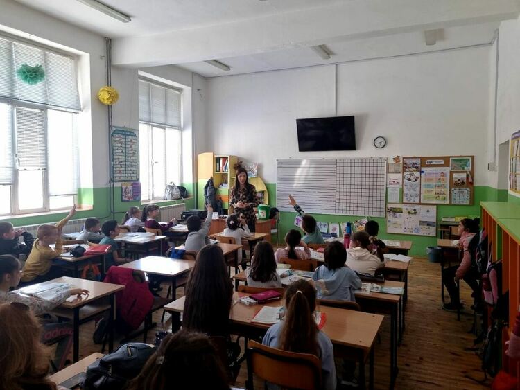 Ученици от Асеновград се учат да събират разделно отпадъци 