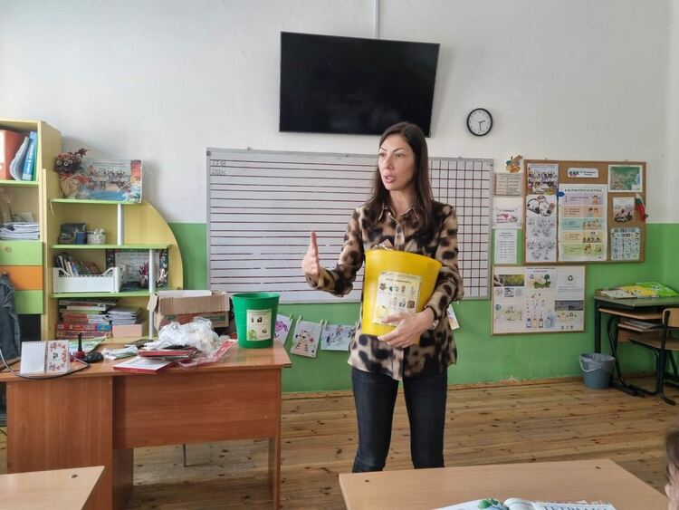 Ученици от Асеновград се учат да събират разделно отпадъци 