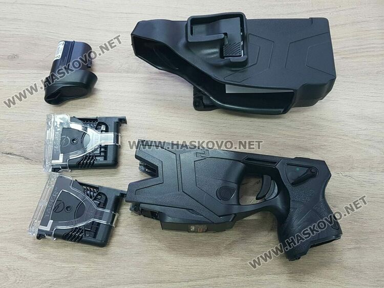 Полицаи от Хасково и Свиленград получиха нови пистолети „Валтер“ и „Тейзър“ като награда за добра работа