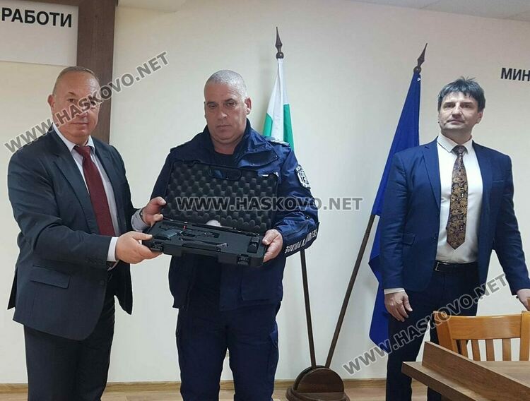 Полицаи от Хасково и Свиленград получиха нови пистолети „Валтер“ и „Тейзър“ като награда за добра работа