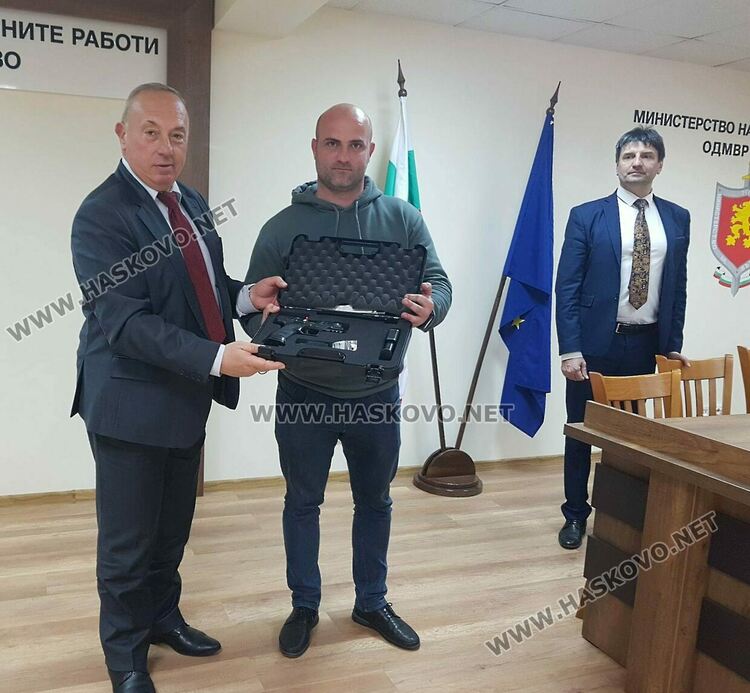 Полицаи от Хасково и Свиленград получиха нови пистолети „Валтер“ и „Тейзър“ като награда за добра работа