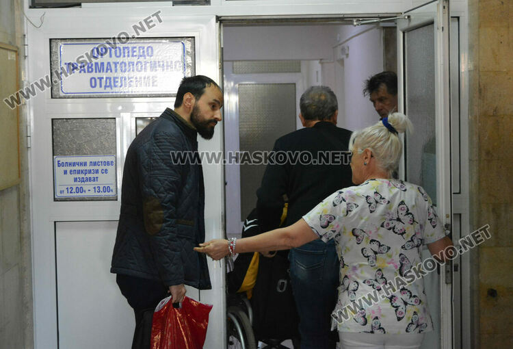 В болницата задържаха под стража мъжа от екшъна със стрелба 