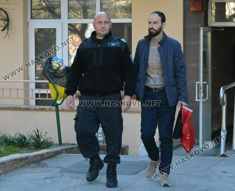 В болницата задържаха под стража мъжа от екшъна със стрелба 