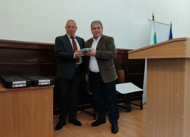 Заместник-министърът  Емил Ганчев връчи нови служебни пистолети и електропреносими прибори „Трейзър“ в ОДМВР-Кърджали