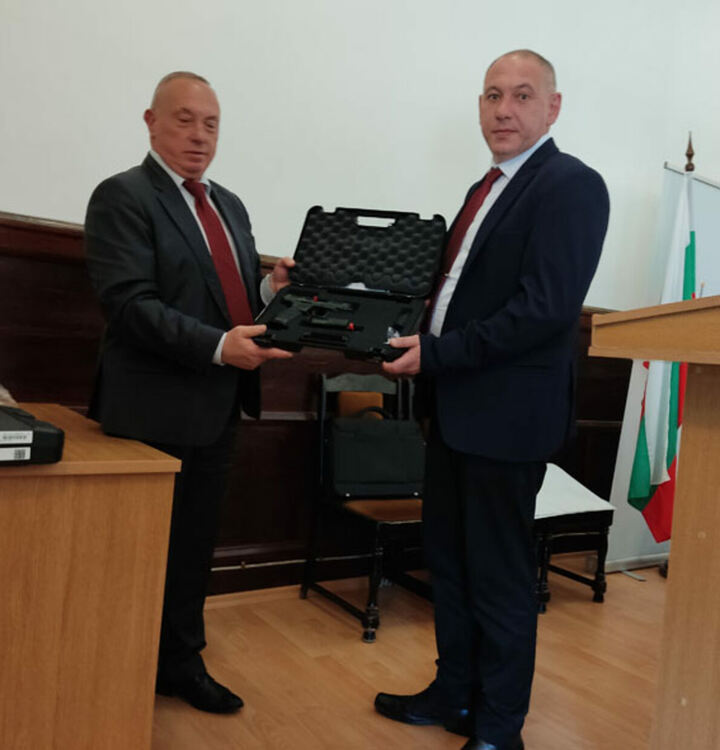 Заместник-министърът  Емил Ганчев връчи нови служебни пистолети и електропреносими прибори „Трейзър“ в ОДМВР-Кърджали