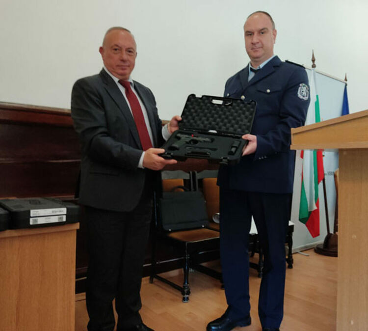 Заместник-министърът  Емил Ганчев връчи нови служебни пистолети и електропреносими прибори „Трейзър“ в ОДМВР-Кърджали