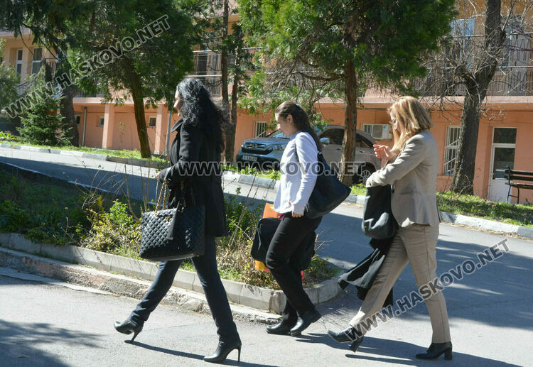 В болницата задържаха под стража мъжа от екшъна със стрелба 