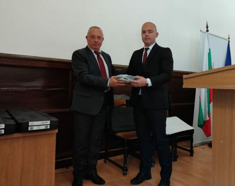 Заместник-министърът  Емил Ганчев връчи нови служебни пистолети и електропреносими прибори „Трейзър“ в ОДМВР-Кърджали