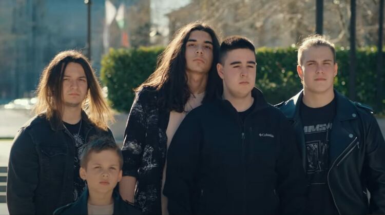 Младежка рок формация и гайдар от Хасково направиха клип на песента „Кой уши байряка“