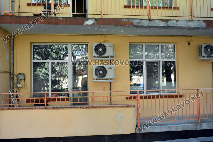 В болницата задържаха под стража мъжа от екшъна със стрелба 