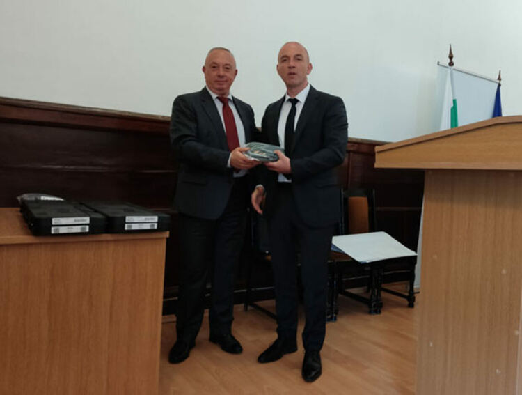 Заместник-министърът  Емил Ганчев връчи нови служебни пистолети и електропреносими прибори „Трейзър“ в ОДМВР-Кърджали