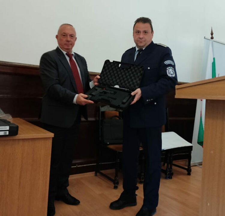 Заместник-министърът  Емил Ганчев връчи нови служебни пистолети и електропреносими прибори „Трейзър“ в ОДМВР-Кърджали