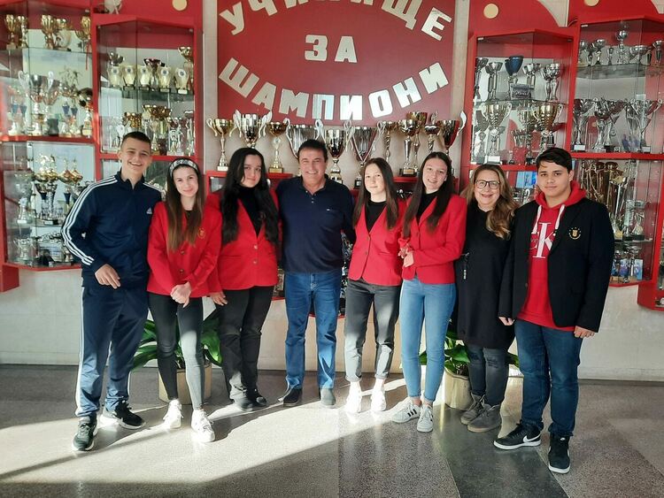 Младите журналисти от „Славейков“ грабнаха златото от престижен конкурс