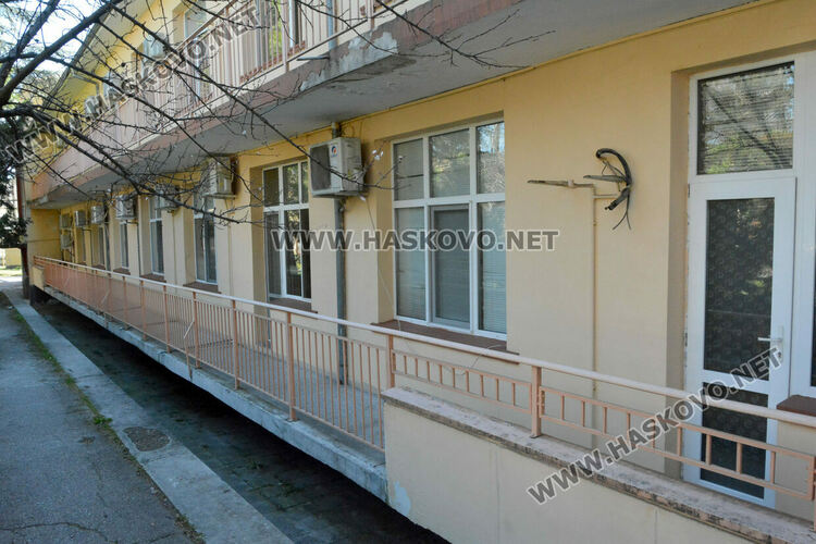 В болницата задържаха под стража мъжа от екшъна със стрелба 