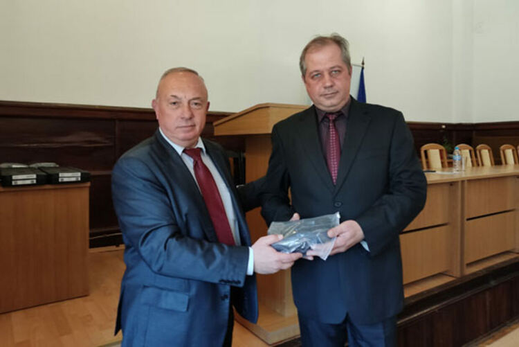 Заместник-министърът  Емил Ганчев връчи нови служебни пистолети и електропреносими прибори „Трейзър“ в ОДМВР-Кърджали