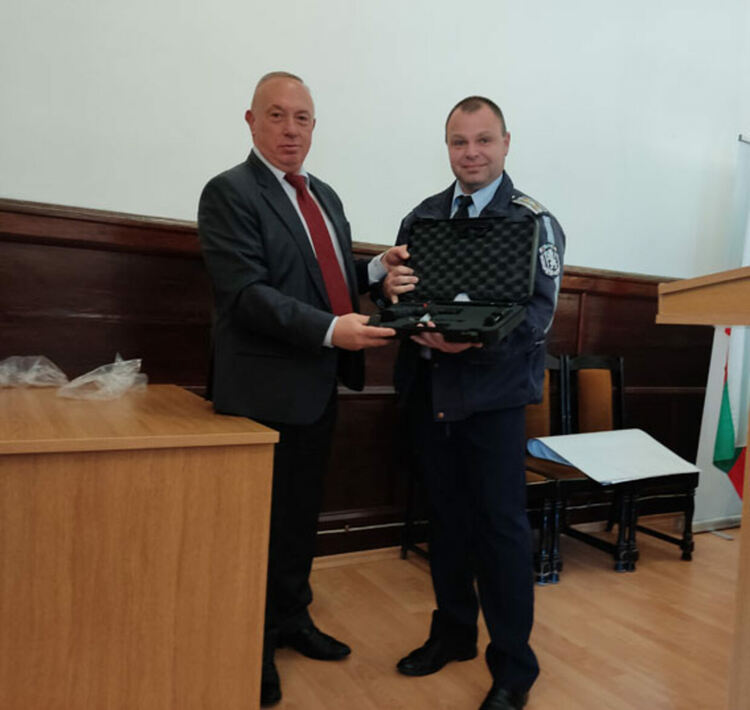 Заместник-министърът  Емил Ганчев връчи нови служебни пистолети и електропреносими прибори „Трейзър“ в ОДМВР-Кърджали