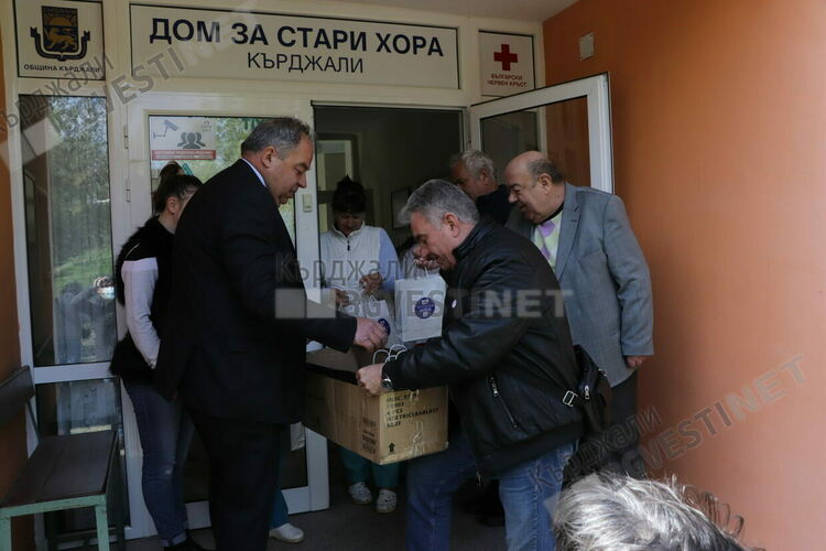 Дарение за дома за стари хора в Кърджали