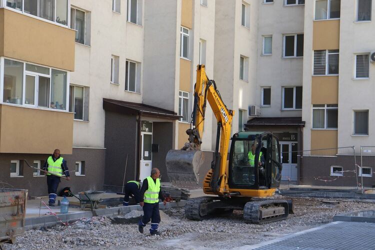 На 70% е облагородено междублоково пространство край бул. „Васил Левски“ 