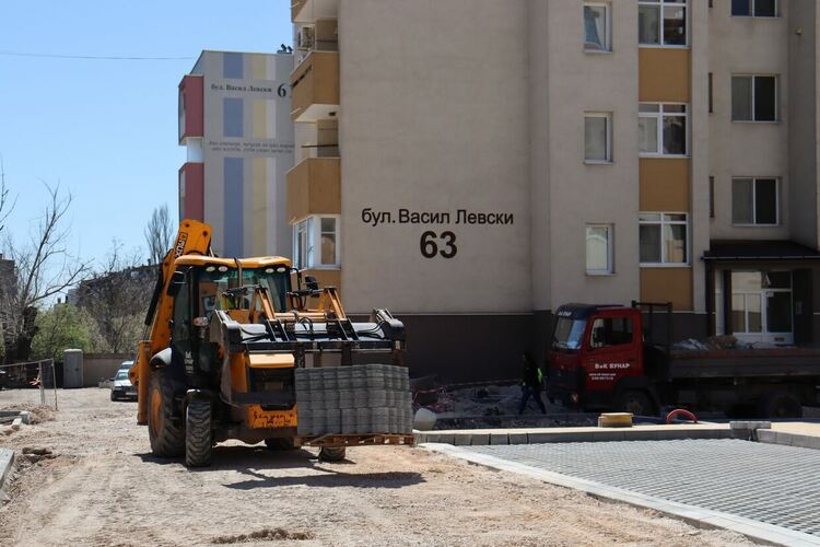 На 70% е облагородено междублоково пространство край бул. „Васил Левски“ 
