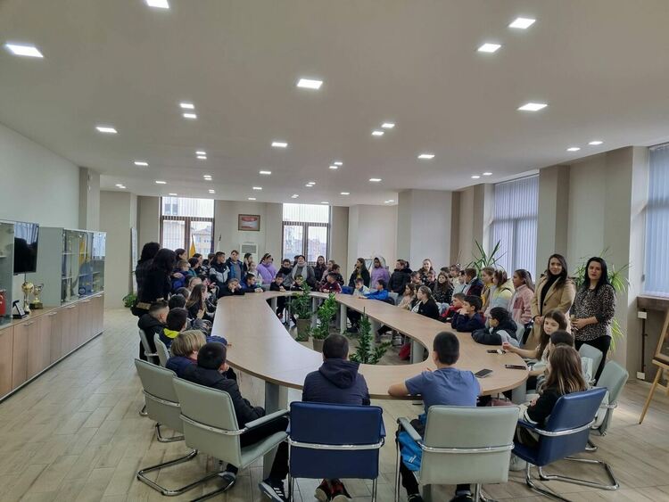 Четвъртокласници от Асеновград посетиха общинската администрация в градa