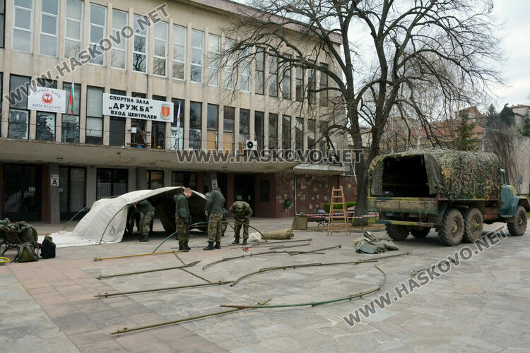 Разпъват палатки пред зала „Дружба“ за изборите на 2 април