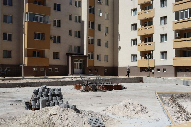 На 70% е облагородено междублоково пространство край бул. „Васил Левски“ 