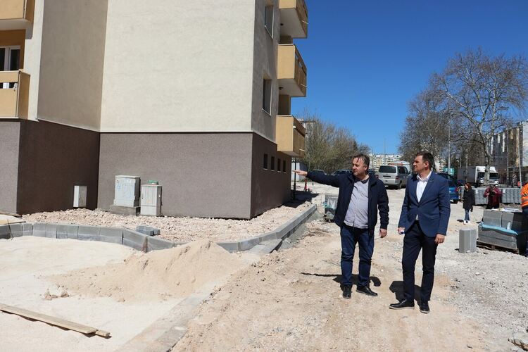 На 70% е облагородено междублоково пространство край бул. „Васил Левски“ 